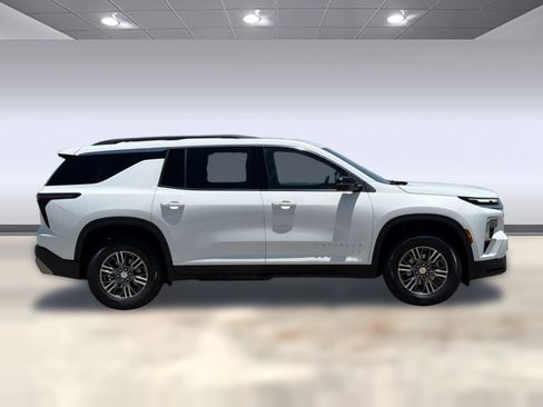 Used 2025 Chevrolet Traverse LT AWD/4WD image 8
