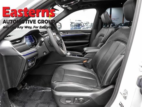 Used 2022 Jeep Grand Cherokee Overland AWD/4WD image 12