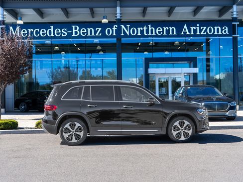 Used 2025 Mercedes-Benz GLB 250 image 1