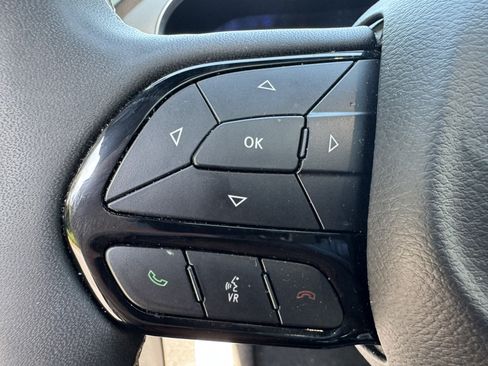 Used 2025 Chrysler Pacifica Limited FWD image 31
