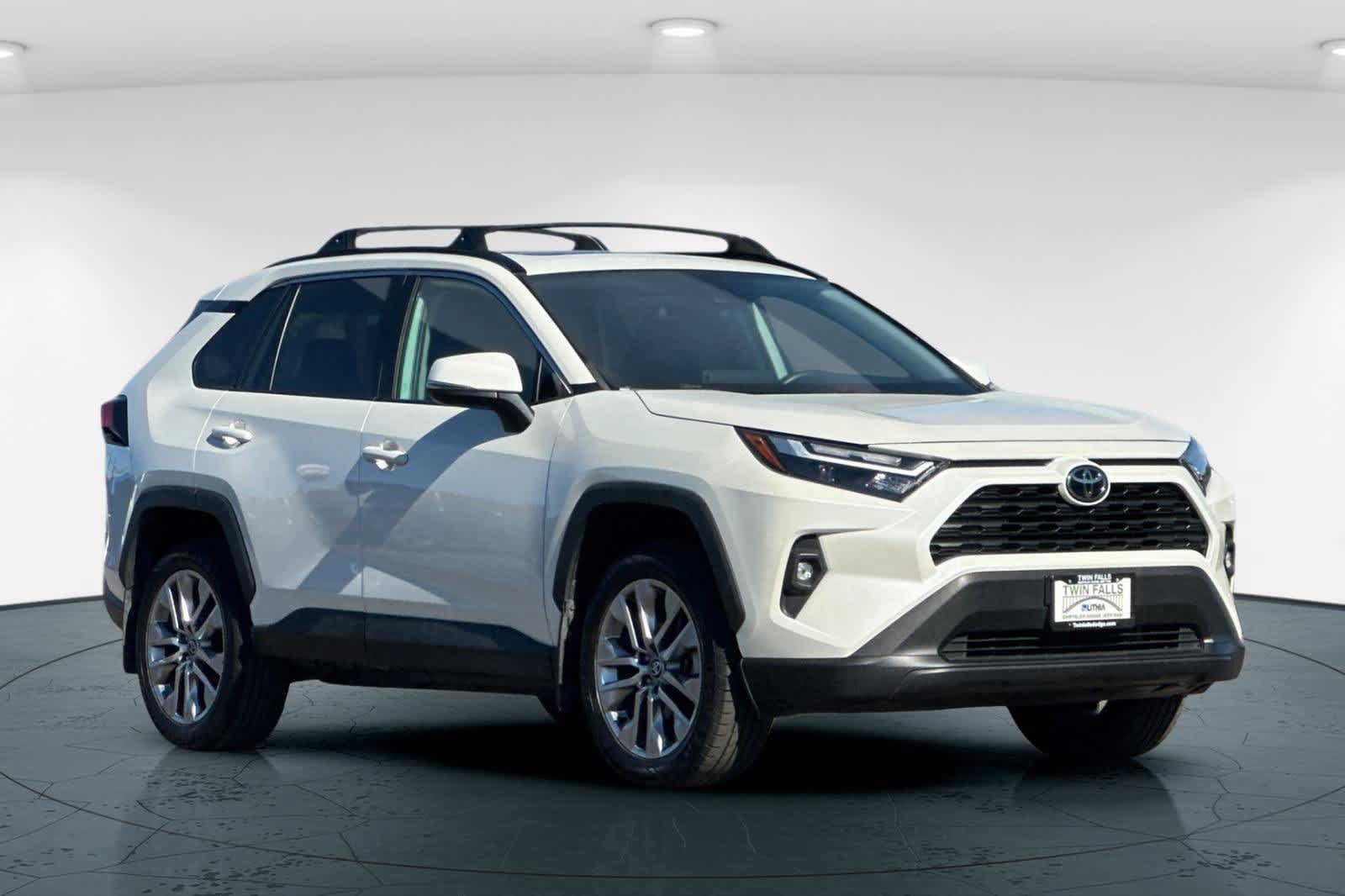 Used 2022 Toyota RAV4 XLE Premium AWD/4WD image 5