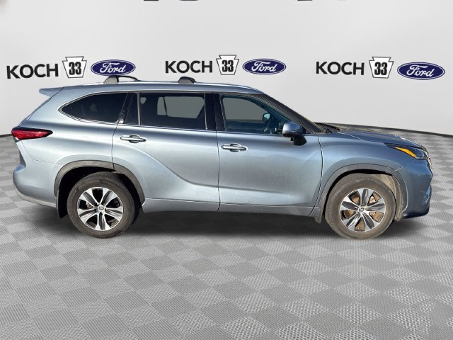 Used 2021 Toyota Highlander XLE AWD/4WD image 9