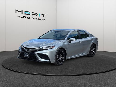 Used 2023 Toyota Camry SE image 4