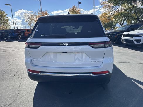 Used 2025 Jeep Grand Cherokee Laredo X w/ Trailer Tow Package AWD/4WD image 9