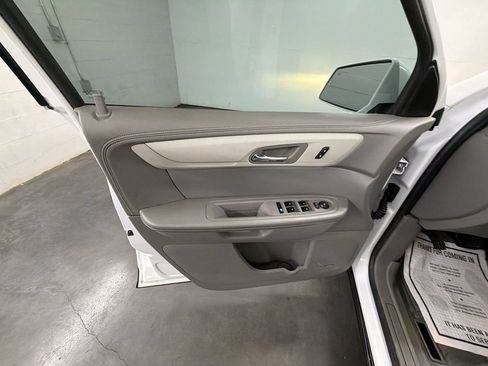 Used 2017 Chevrolet Traverse LT FWD image 19