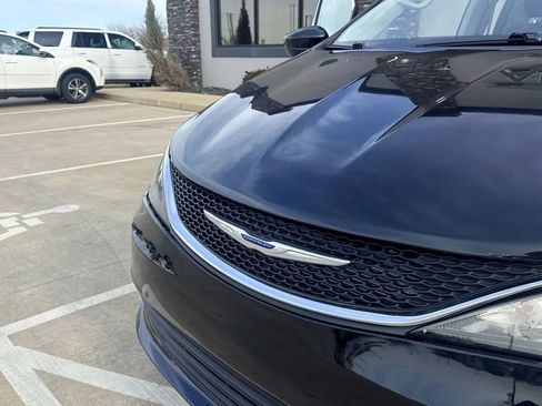 Used 2020 Chrysler Voyager Lxi image 32