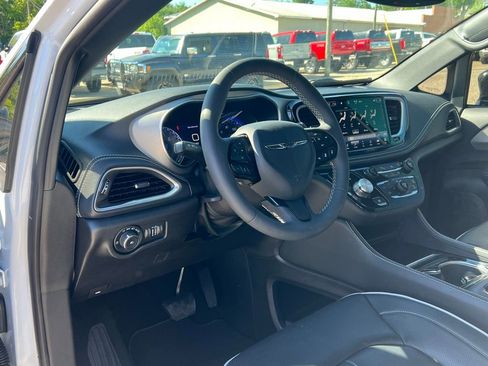 Used 2024 Chrysler Pacifica Limited w/ S Appearance Package image 12