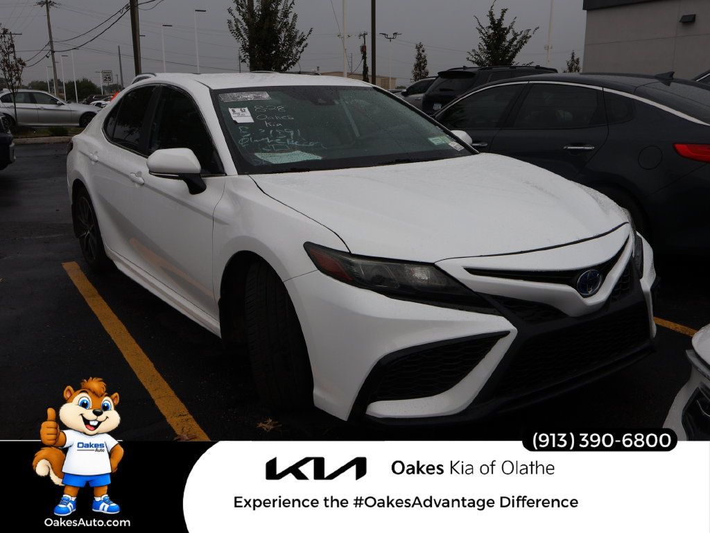Used 2024 Toyota Camry SE FWD image 1