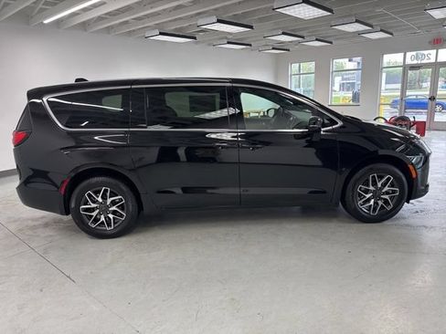 New 2027 Chrysler Pacifica Limited AWD/4WD image 9
