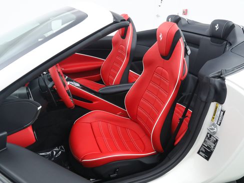 Certified 2025 Ferrari Roma Spider RWD image 5