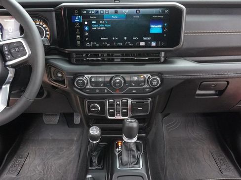 Used 2026 Jeep Wrangler Unlimited Sahara AWD/4WD image 18