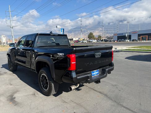 Used 2024 Toyota Tacoma TRD Off-Road image 7
