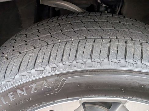 Used 2022 GMC Yukon Denali w/ Denali Premium Package image 9