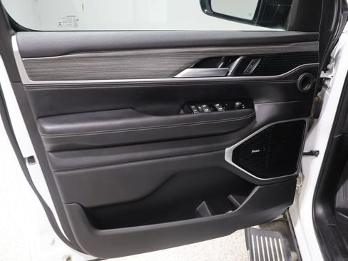Used 2023 Jeep Wagoneer Series III w/ Premium Group I AWD/4WD image 13