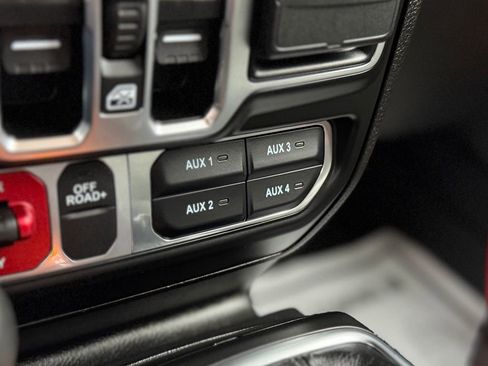 Used 2025 Jeep Gladiator Mojave w/ Safety Group image 20