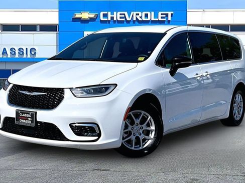 Used 2025 Chrysler Pacifica Select FWD image 2