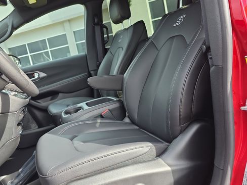 New 2026 Chrysler Pacifica Select w/ S Appearance Package image 13