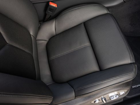 Certified 2026 Porsche Macan AWD/4WD image 43