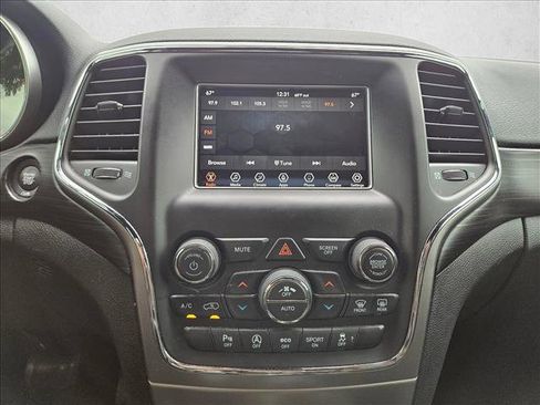 Used 2020 Jeep Grand Cherokee Laredo RWD image 16