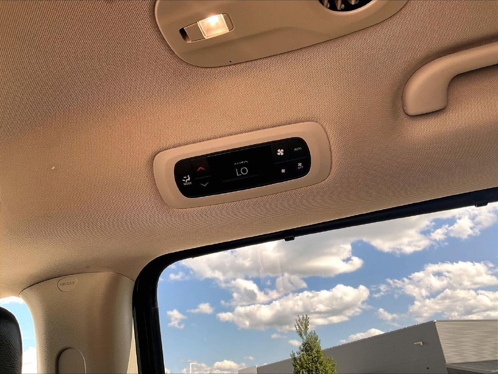 Used 2021 Chrysler Pacifica Touring-L w/ Uconnect Theater Family Group FWD image 12