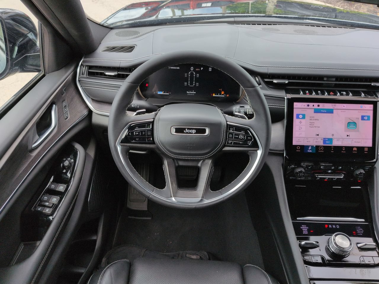 Used 2023 Jeep Grand Cherokee L Overland w/ Luxury Tech Group IV AWD/4WD image 16