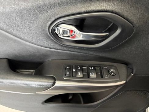 Used 2019 Jeep Cherokee Latitude Plus AWD/4WD image 23