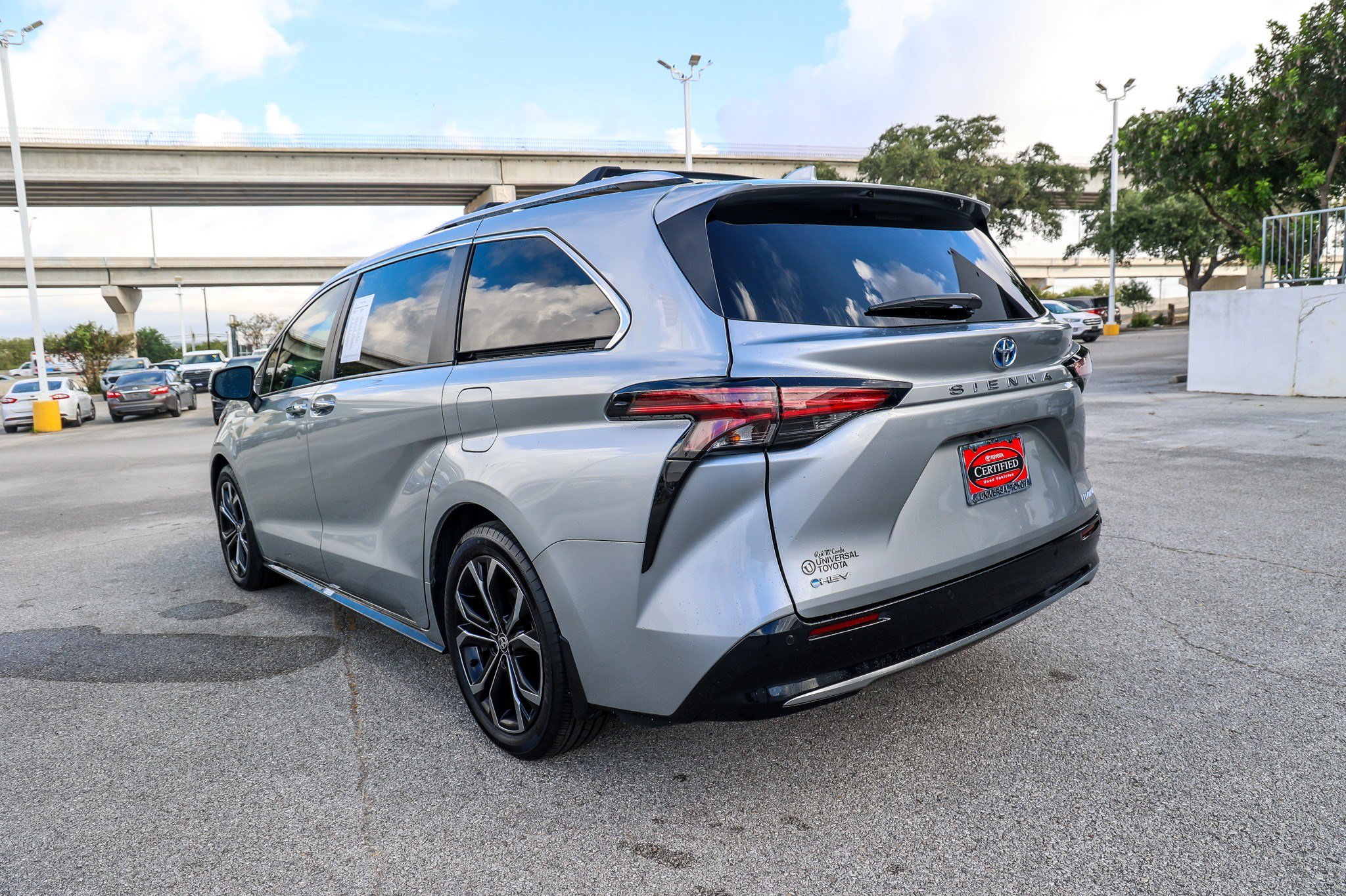 Certified 2025 Toyota Sienna Platinum FWD image 9