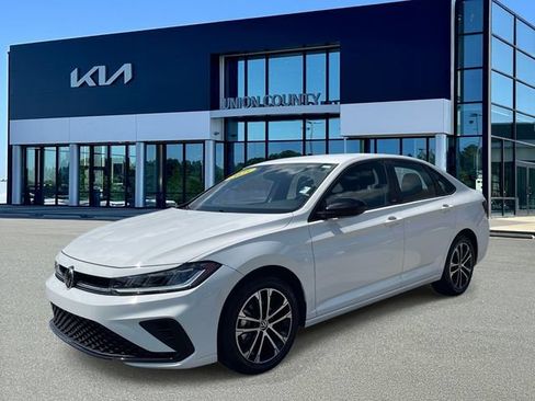 Used 2025 Volkswagen Jetta Sport FWD image 3