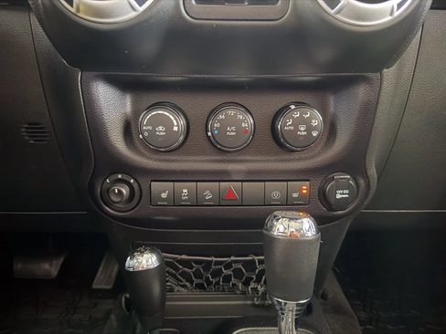 Used 2014 Jeep Wrangler Unlimited Sahara w/ Connectivity Group AWD/4WD image 28