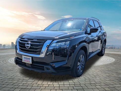 Certified 2025 Nissan Pathfinder SV image 9