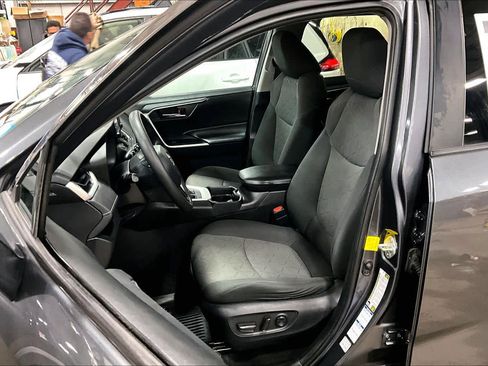 Used 2020 Toyota RAV4 XLE image 9
