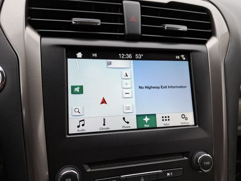 Used 2017 Ford Fusion SE w/ Fusion SE Technology Package image 22