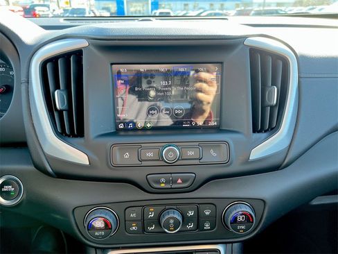 Used 2024 GMC Terrain SLE w/ Driver Convenience Package image 13