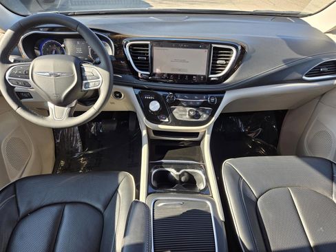 Used 2024 Chrysler Pacifica Limited image 14