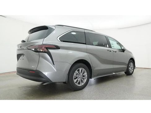New 2026 Toyota Sienna XLE image 25