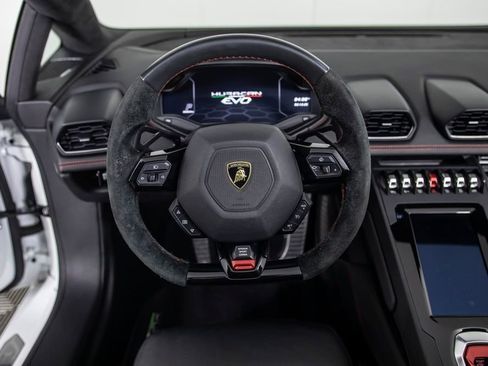 Used 2020 Lamborghini Huracan EVO image 22