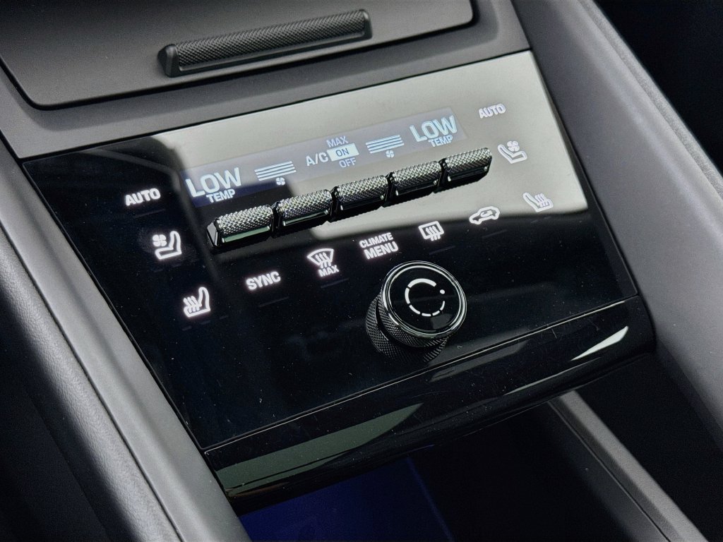 Certified 2025 Porsche Macan Electric RWD image 21