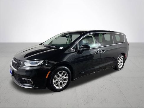 Used 2023 Chrysler Pacifica Touring-L image 2