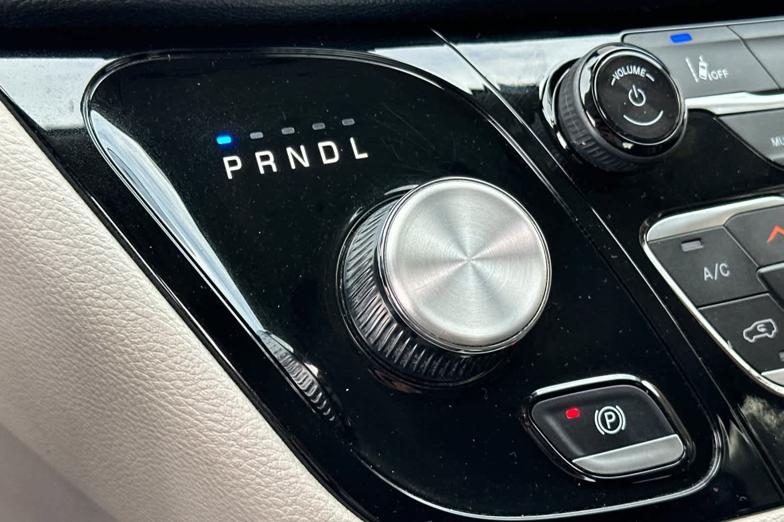 Used 2024 Chrysler Pacifica Limited FWD image 25