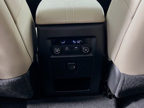 Used 2023 Chevrolet Traverse LT AWD/4WD image 24