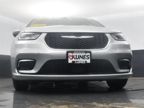 Used 2023 Chrysler Pacifica Touring-L FWD image 45
