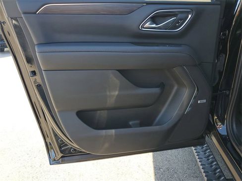 Used 2024 Chevrolet Suburban Z71 w/ Luxury Package image 24