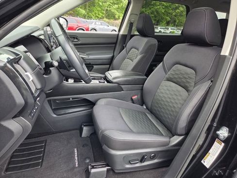Used 2024 Nissan Pathfinder SV w/ SV Premium Package AWD/4WD image 9