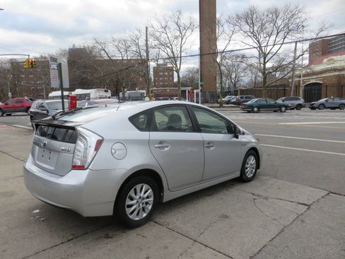 Used 2013 Toyota Prius Plug-In Hybrid image 4