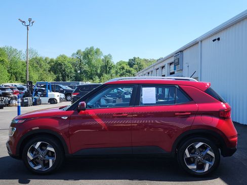 Used 2025 Hyundai Venue SEL FWD image 2