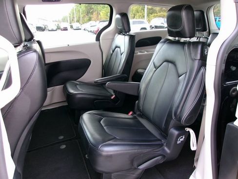 Used 2024 Chrysler Pacifica Touring-L image 17