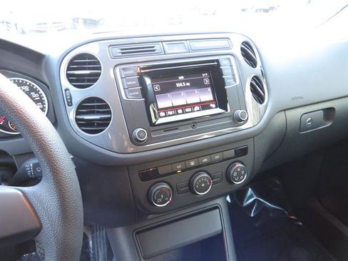 Used 2017 Volkswagen Tiguan S image 11