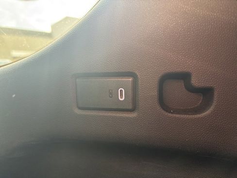 Used 2022 GMC Yukon XL Denali image 30