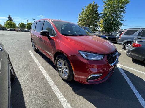 Used 2025 Chrysler Pacifica Select AWD/4WD image 6