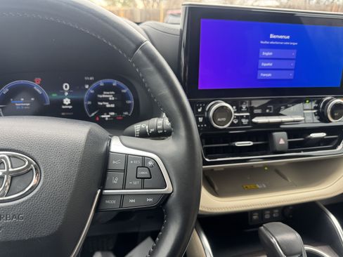 Used 2023 Toyota Highlander Limited image 25